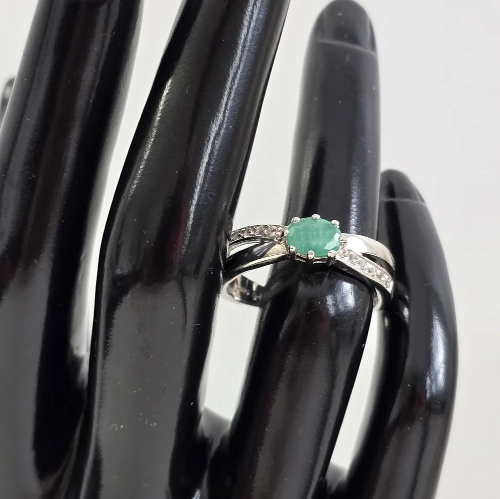 Sterling Silver 925 Elegant Silver Emerald Gemstone Ring